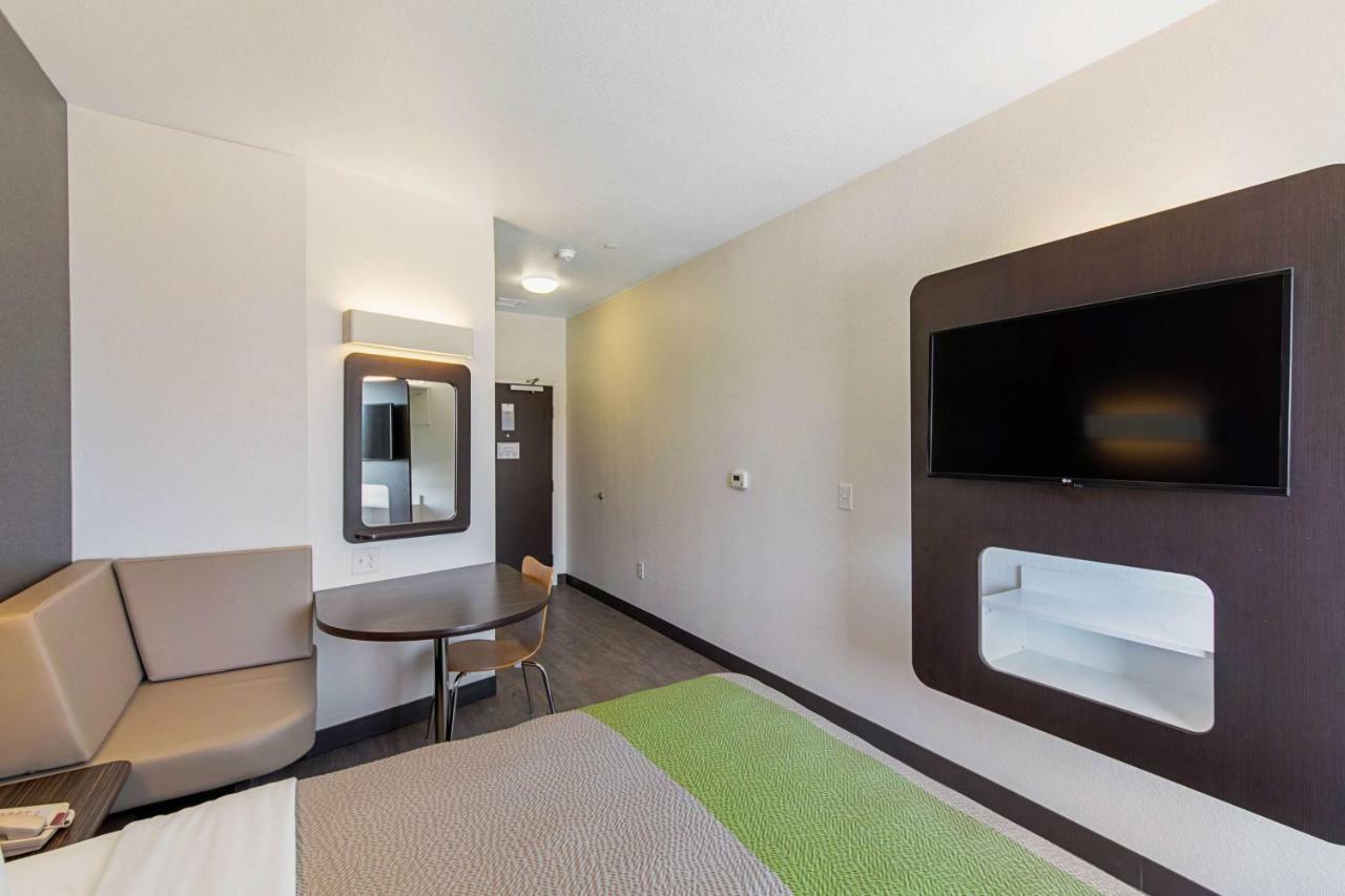 Motel 6 Austin Airport Exterior photo