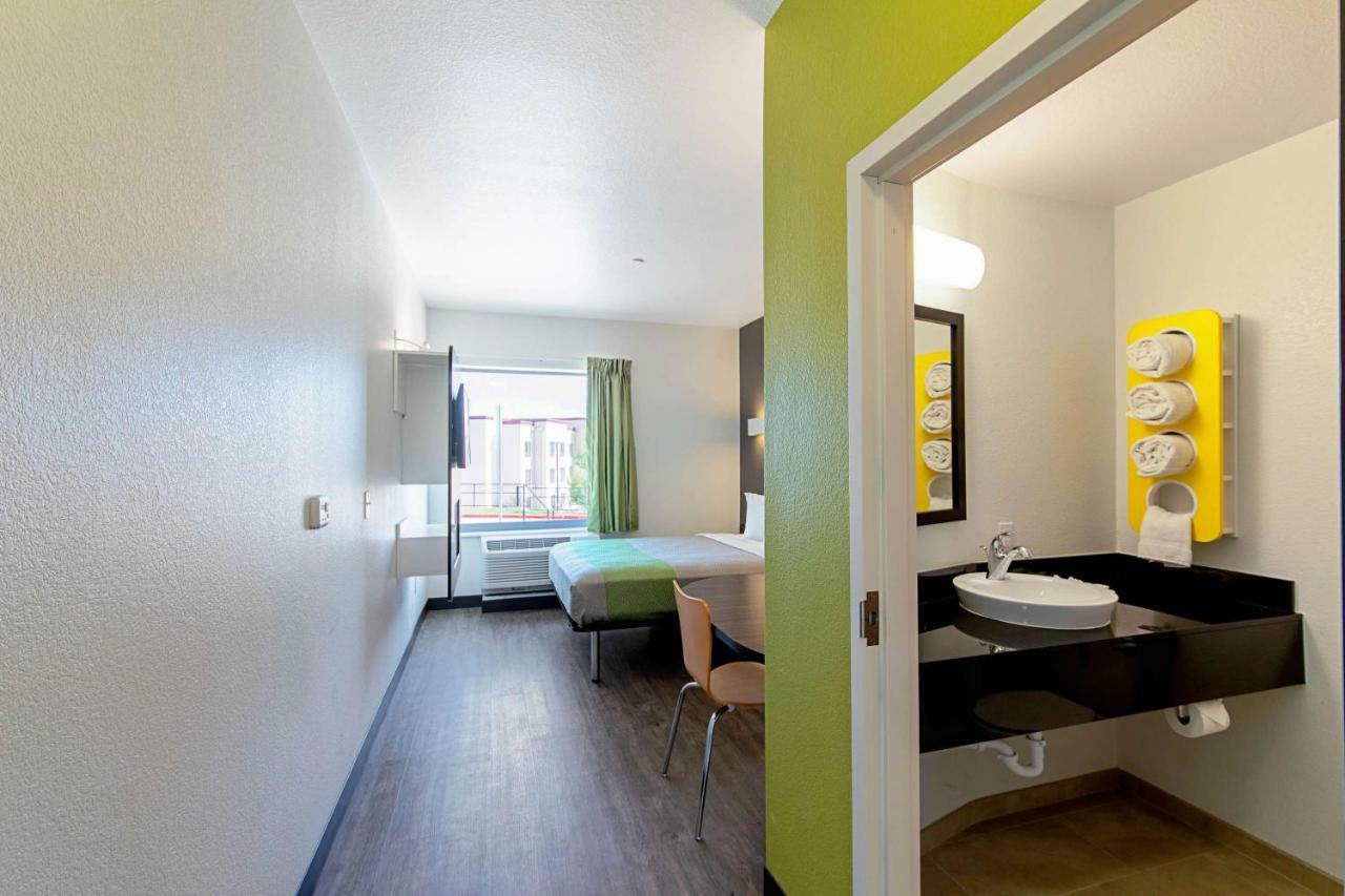 Motel 6 Austin Airport Exterior photo